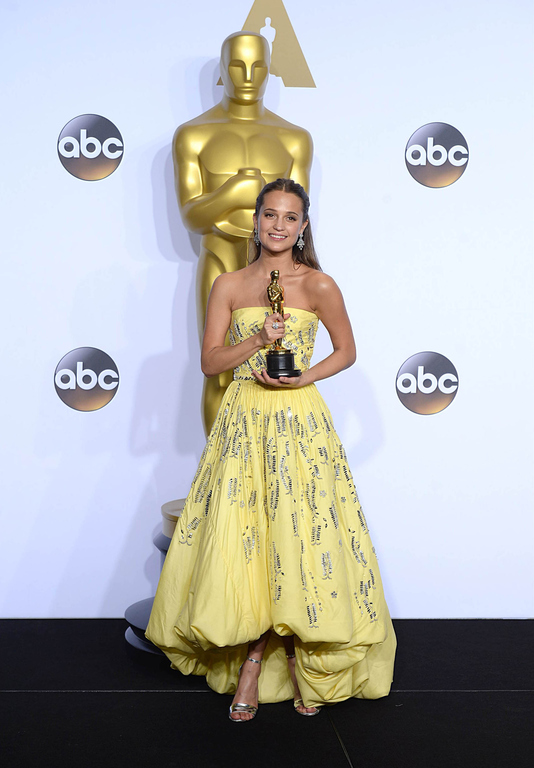 Alicia-Vikander-en-robe-Louis-Vuitton-lors-de-la-ceremonie-des-Oscars-le-28-fevrier-2016-a-Los-Angeles_exact1024x768_p